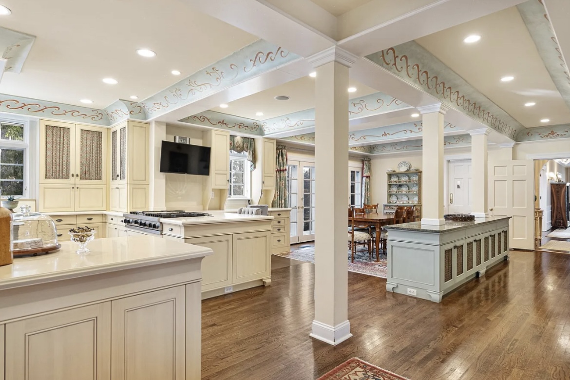 Kitchen before redesign